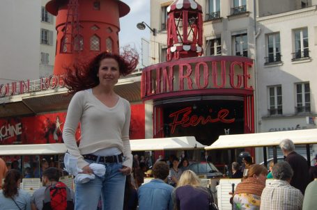 Das Moulin Rouge ist ein weltberühmtes Varieté- und Revuetheater im Pariser Stadtteil Montmartre seit 1889