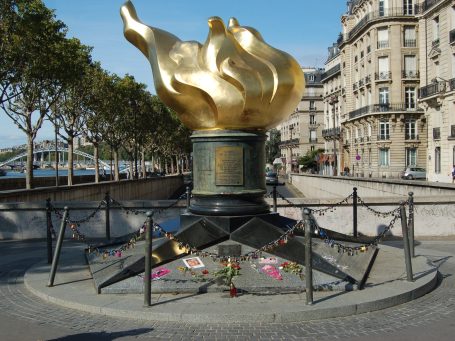Zu Ehren an Diana steht diese Skulptur an der Einfahrt des Tunnels, in welchem sie leider tödlich verunglückte